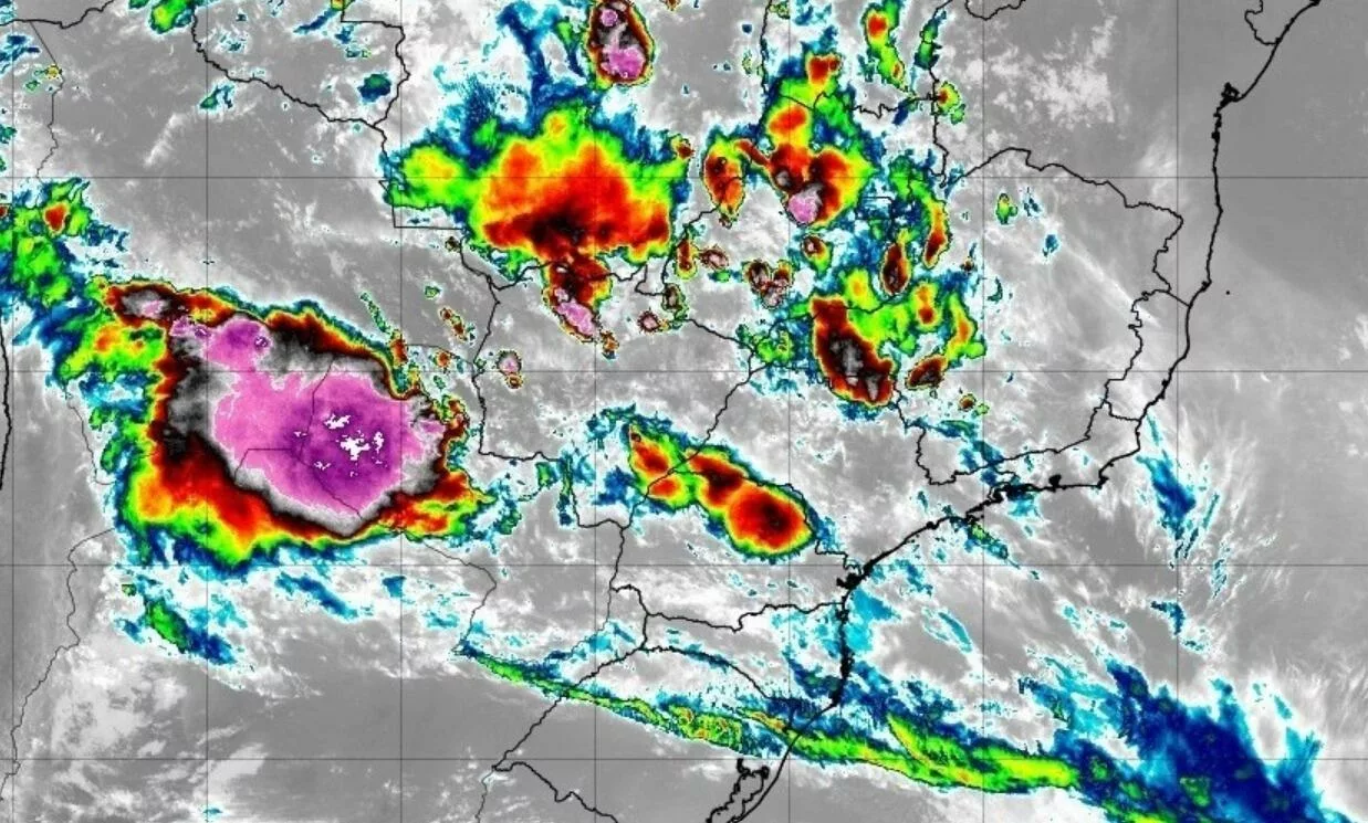 A mancha rosa com pontos brancos que está sobre o Paraguai é o conjunto de nuvens cumulonimbus que avançou para o MS na noite de 29/12/23 (Imagem Goes 16)
