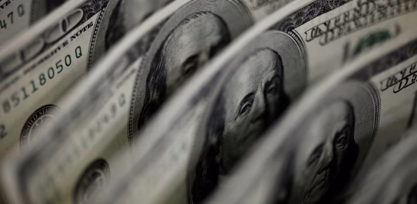 Ibovespa cai 2,68%, e dólar fecha em leve baixa a R$ 5,34